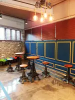 에펠탑 테이블이 있는 파리지앵 무드 카페 인테리어